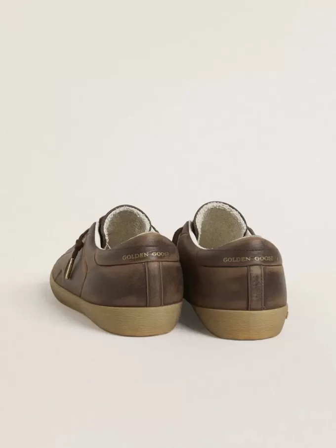 Super-Star para hombre con estrella y lengüeta en el talón en piel marrón con efecto desgastado.