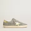 Super-Star para hombre en ante gris con estrella y lengüeta en el talón de cuero metalizado dorado