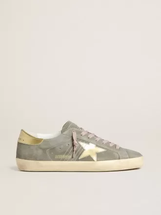 Super-Star para hombre en ante gris con estrella y lengüeta en el talón de cuero metalizado dorado Super-Star para hombre en ante gris con estrella y lengüeta en el talón de cuero metalizado dorado