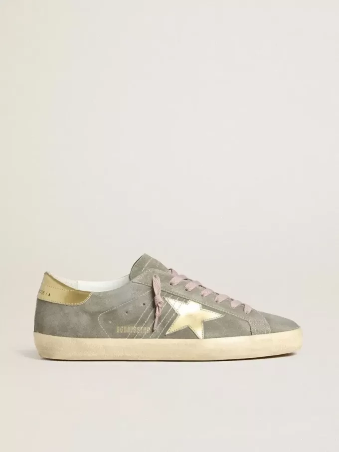 Super-Star para hombre en ante gris con estrella y lengüeta en el talón de cuero metalizado dorado