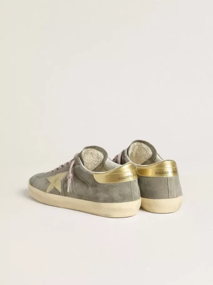 Super-Star para hombre en ante gris con estrella y lengüeta en el talón de cuero metalizado dorado