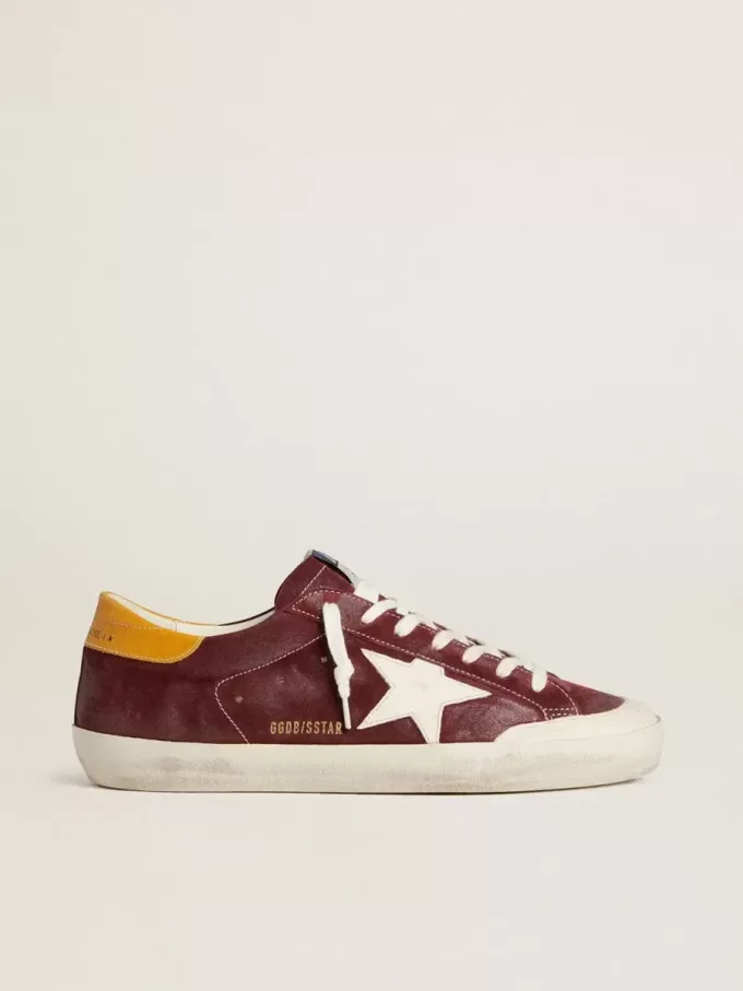 Super-Star para hombre en ante rojo ladrillo con estrella de cuero blanco y lengüeta del talón con estampado animal.