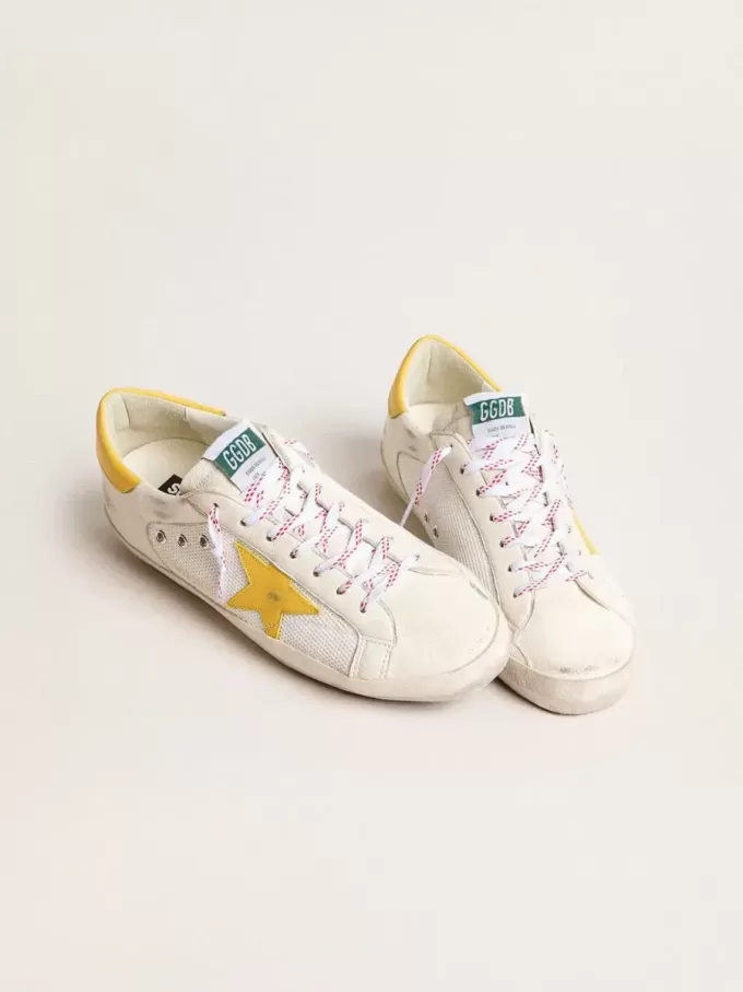 Super-Star para hombre en malla y piel napa con estrella y lengüeta en el talón de piel amarilla