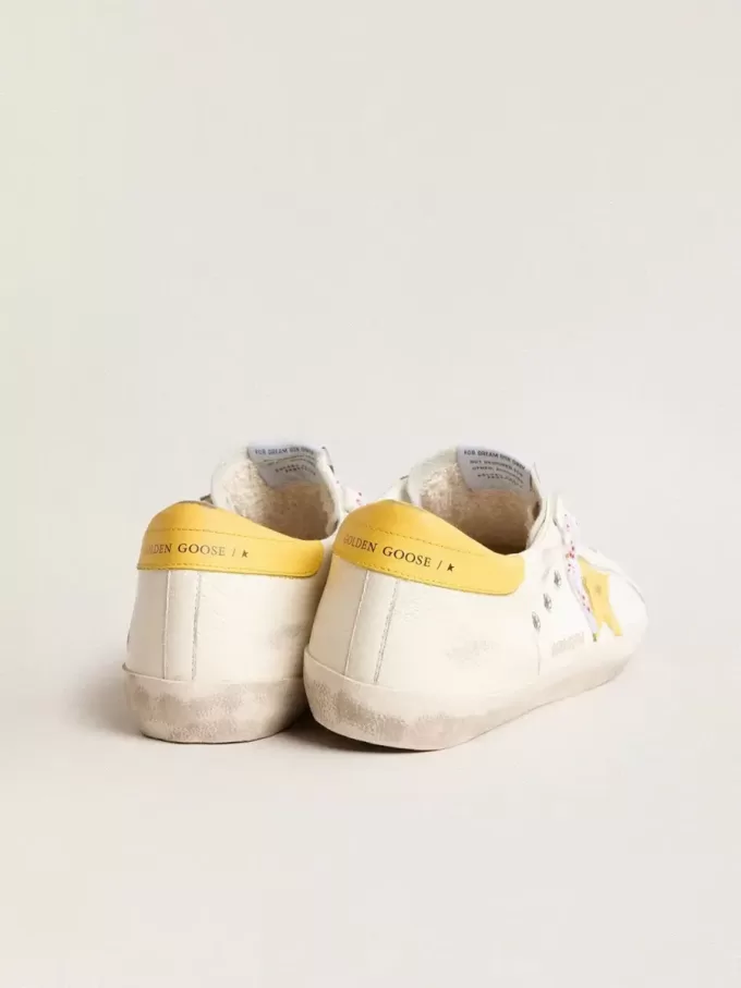 Super-Star para hombre en malla y piel napa con estrella y lengüeta en el talón de piel amarilla