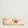 Super-Star para hombre en napa con estrella roja y lengüeta del talón en piel color crema.