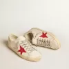 Super-Star para hombre en napa con estrella roja y lengüeta del talón en piel color crema.