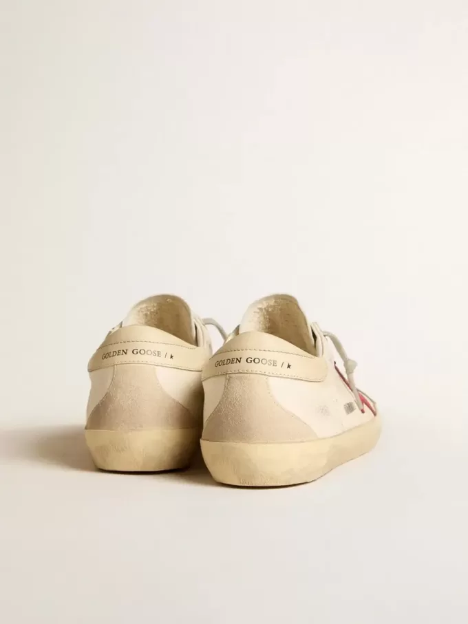 Super-Star para hombre en napa con estrella roja y lengüeta del talón en piel color crema.