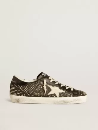 Super-Star para hombre en napa negra con tachuelas y estrella de cuero blanco Super-Star para hombre en napa negra con tachuelas y estrella de cuero blanco