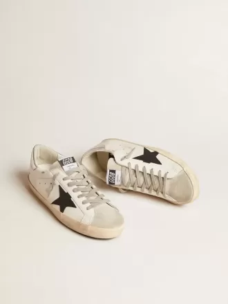 Super-Star para hombre en piel blanca con estrella de nubuck negro y lengüeta del talón en piel metalizada plateada Super-Star para hombre en piel blanca con estrella de nubuck negro y lengüeta del talón en piel metalizada plateada