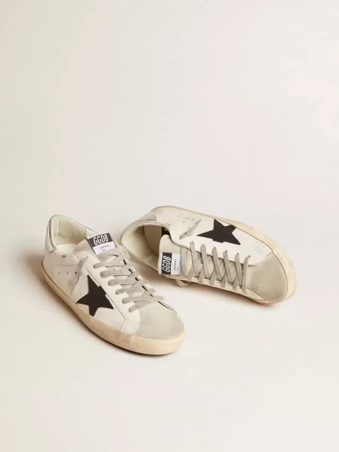 Super-Star para hombre en piel blanca con estrella de nubuck negro y lengüeta del talón en piel metalizada plateada