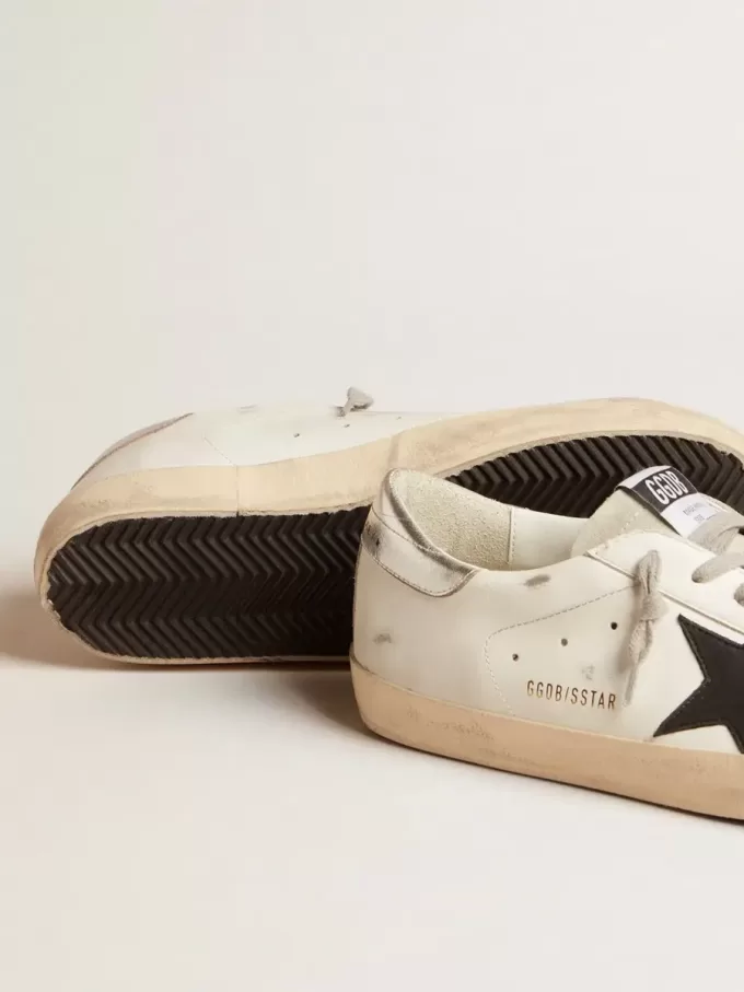 Super-Star para hombre en piel blanca con estrella de nubuck negro y lengüeta del talón en piel metalizada plateada