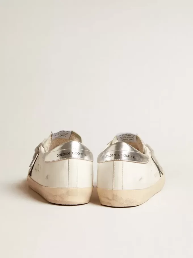 Super-Star para hombre en piel blanca con estrella de nubuck negro y lengüeta del talón en piel metalizada plateada