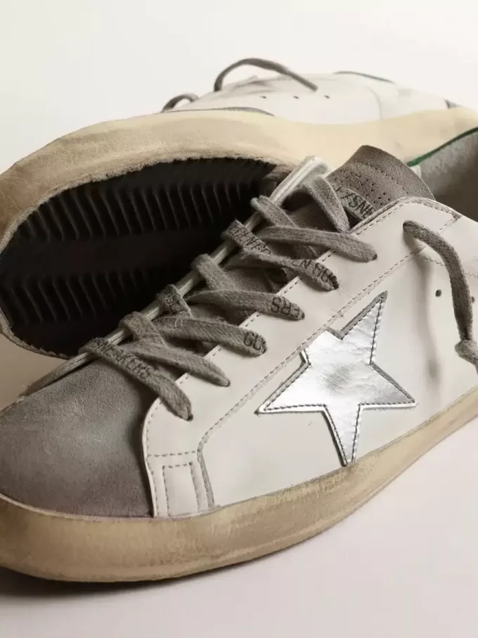 Super-Star para hombre en piel blanca con estrella plateada y lengüeta verde en el talón
