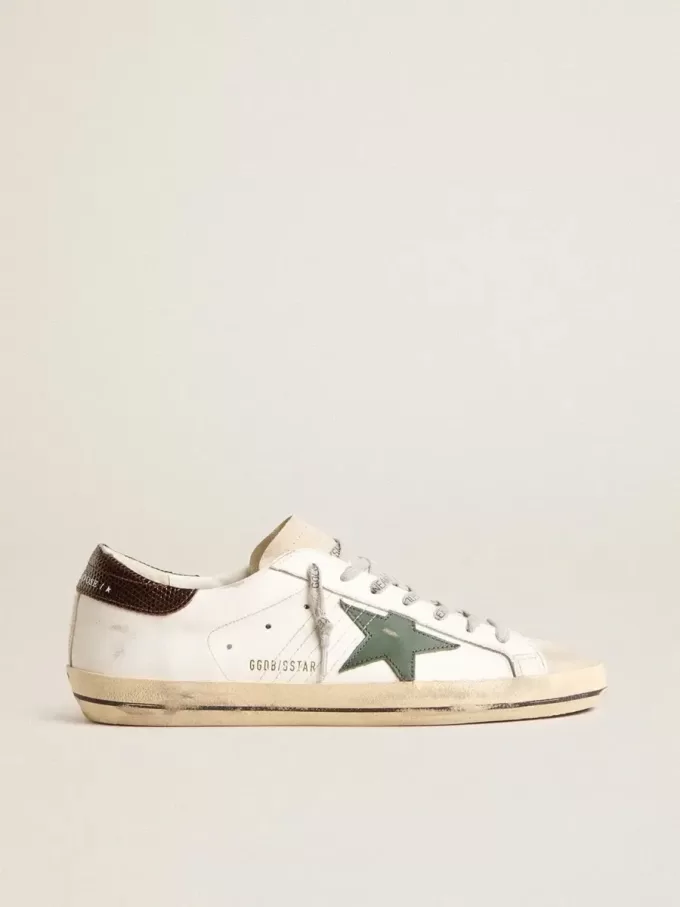 Super-Star para hombre en piel blanca con estrella verde y lengüeta con estampado animal en el talón