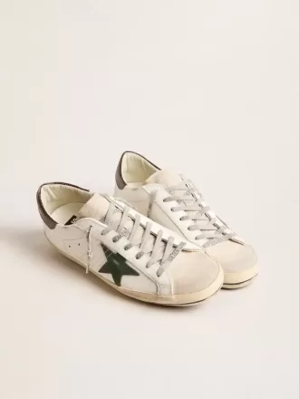 Super-Star para hombre en piel blanca con estrella verde y lengüeta con estampado animal en el talón Super-Star para hombre en piel blanca con estrella verde y lengüeta con estampado animal en el talón