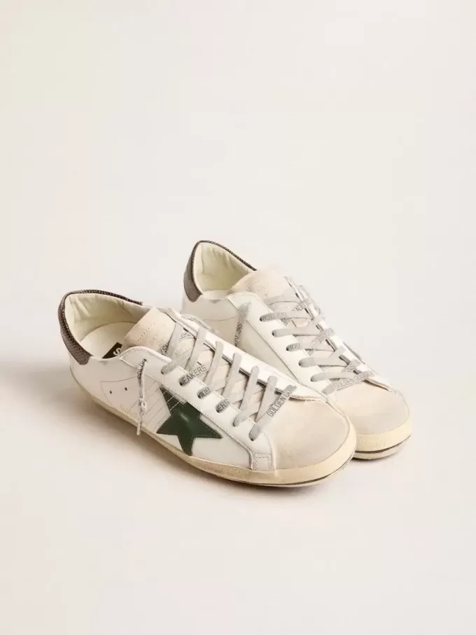 Super-Star para hombre en piel blanca con estrella verde y lengüeta con estampado animal en el talón