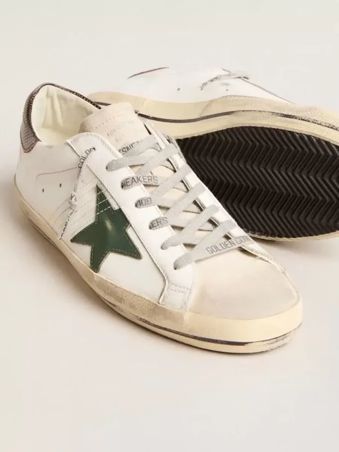 Super-Star para hombre en piel blanca con estrella verde y lengüeta con estampado animal en el talón