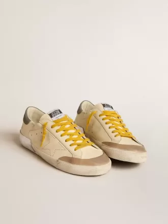 Super-Star para hombre en piel con estrella perforada y lengüeta del talón en ante gris Super-Star para hombre en piel con estrella perforada y lengüeta del talón en ante gris