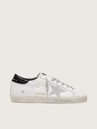 Super-Star para mujer con estrella de ante blanco y lengüeta del talón de piel negra con estampado de cocodrilo