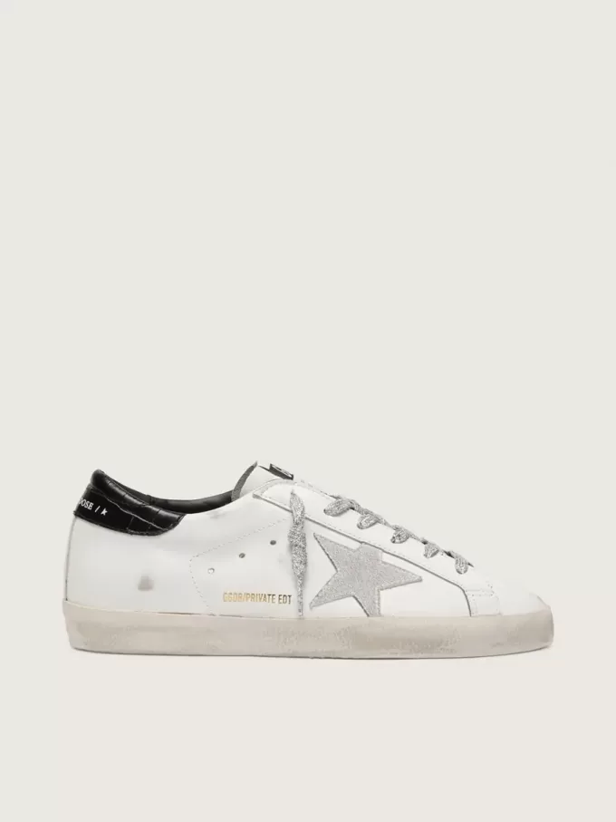 Super-Star para mujer con estrella de ante blanco y lengüeta del talón de piel negra con estampado de cocodrilo