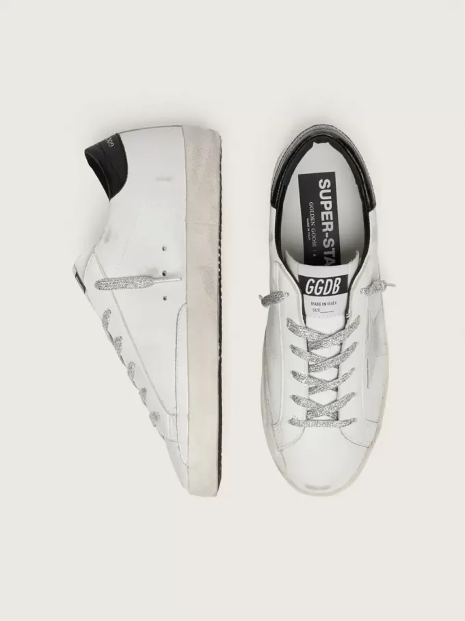 Super-Star para mujer con estrella de ante blanco y lengüeta del talón de piel negra con estampado de cocodrilo