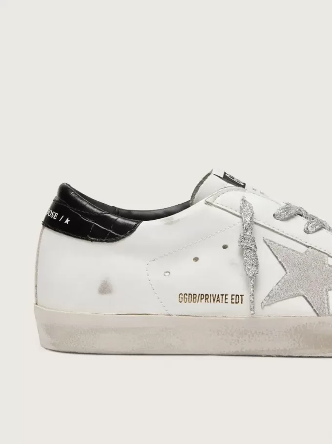 Super-Star para mujer con estrella de ante blanco y lengüeta del talón de piel negra con estampado de cocodrilo