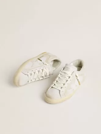 Super-Star para mujer con estrella de cuero blanco y lengüeta en el talón con efecto desgastado