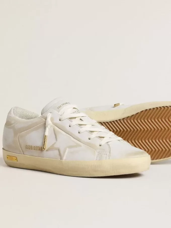 Super-Star para mujer con estrella de cuero blanco y lengüeta en el talón con efecto desgastado Super-Star para mujer con estrella de cuero blanco y lengüeta en el talón con efecto desgastado
