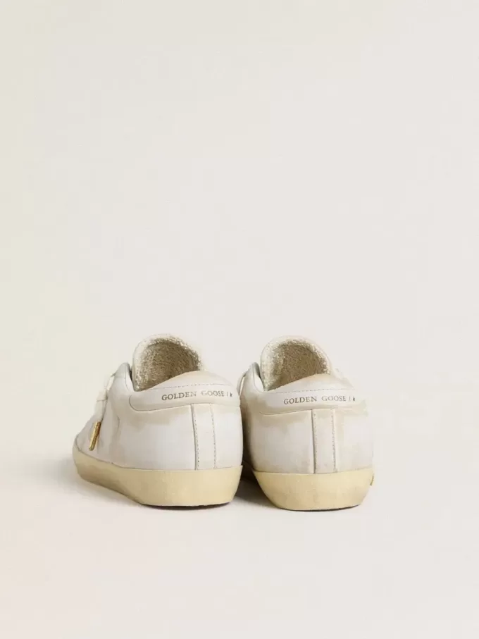 Super-Star para mujer con estrella de cuero blanco y lengüeta en el talón con efecto desgastado Super-Star para mujer con estrella de cuero blanco y lengüeta en el talón con efecto desgastado