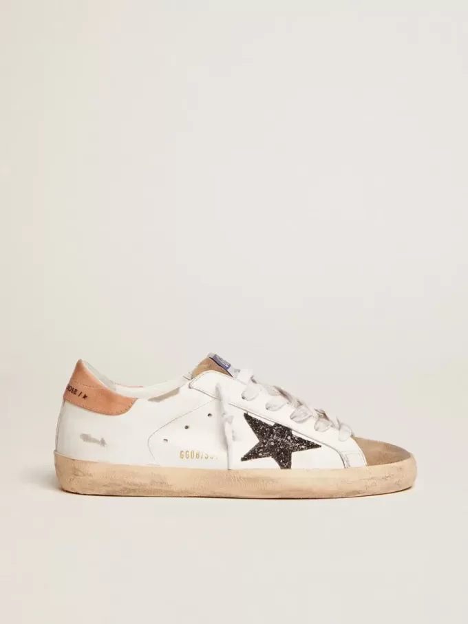 Super-Star para mujer con estrella negra brillante y lengüeta rosa en el talón Super-Star para mujer con estrella negra brillante y lengüeta rosa en el talón