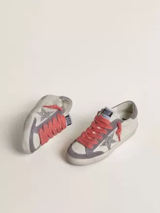 Super-Star para mujer con estrella plateada brillante y lengüeta de ante lila en el talón