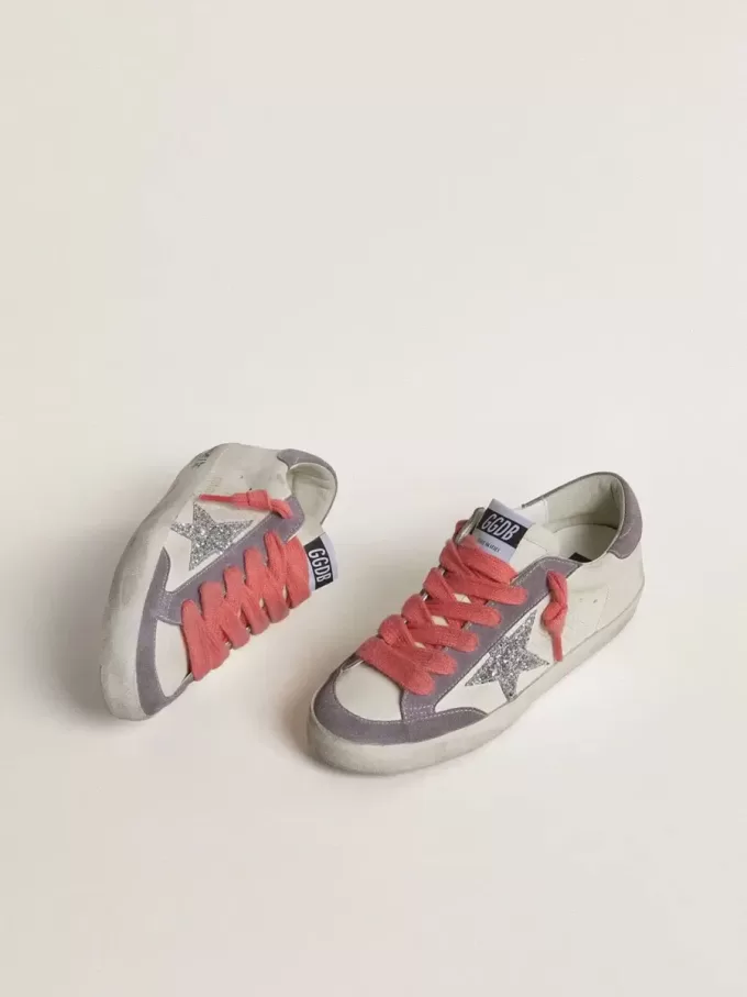 Super-Star para mujer con estrella plateada brillante y lengüeta de ante lila en el talón Super-Star para mujer con estrella plateada brillante y lengüeta de ante lila en el talón