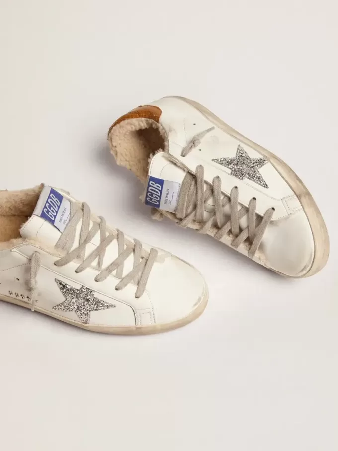 Super-Star para mujer con forro de borreguillo y estrella plateada brillante.