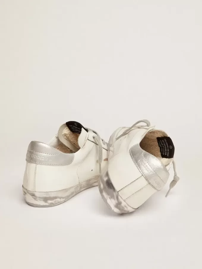 Super-Star para mujer con ribete plateado brillante y letras con tachuelas metálicas Super-Star para mujer con ribete plateado brillante y letras con tachuelas metálicas