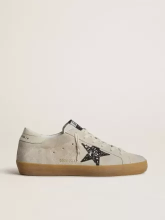 Super-Star para mujer en ante gris hielo con estrella plateada brillante y lengüeta de cuero en el talón.