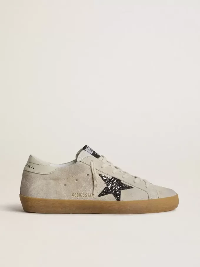 Super-Star para mujer en ante gris hielo con estrella plateada brillante y lengüeta de cuero en el talón. Super-Star para mujer en ante gris hielo con estrella plateada brillante y lengüeta de cuero en el talón.