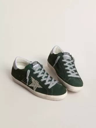 Super-Star para mujer en ante verde, estrella plateada brillante y lengüeta de cuero en el talón