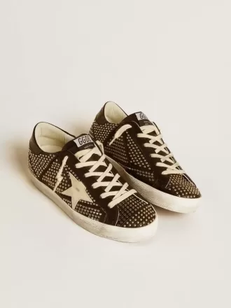 Super-Star para mujer en napa negra con tachuelas y estrella de piel blanca