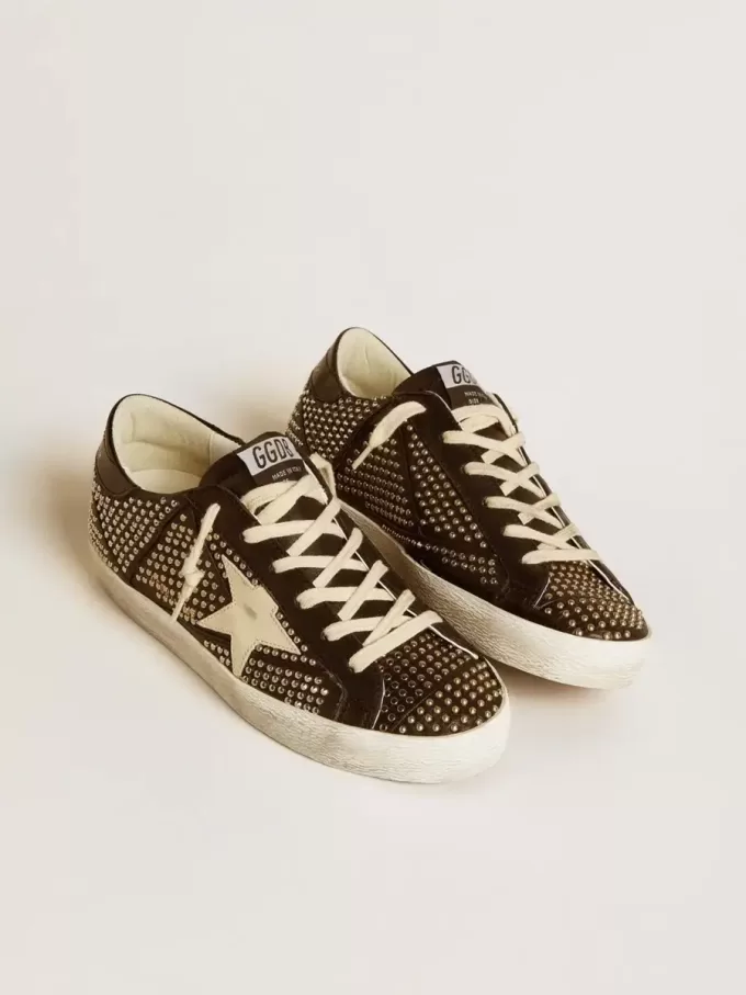 Super-Star para mujer en napa negra con tachuelas y estrella de piel blanca