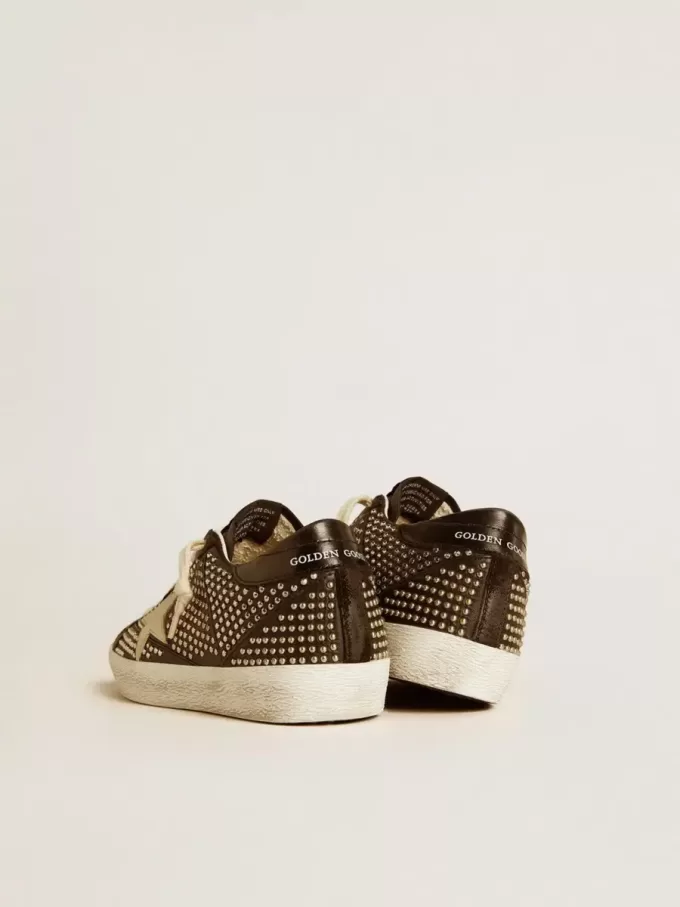 Super-Star para mujer en napa negra con tachuelas y estrella de piel blanca