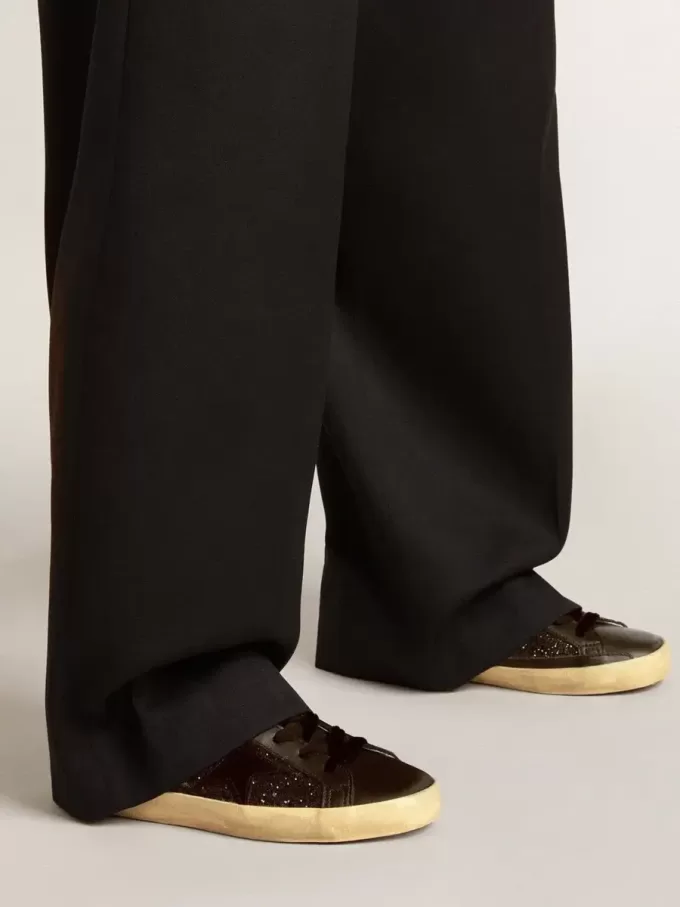 Super-Star para mujer en negro brillante con estrella de ante negro e inserciones de cuero