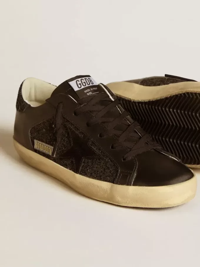 Super-Star para mujer en negro brillante con estrella de ante negro e inserciones de cuero