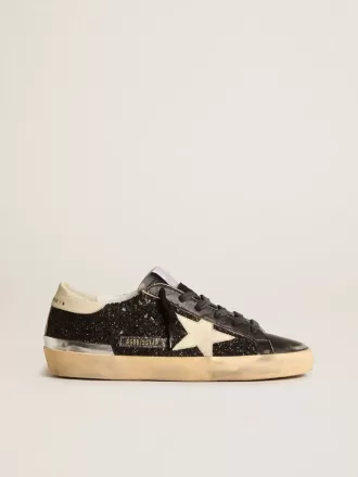 Super-Star para mujer en negro brillante y napa con estrella y lengüeta del talón en piel color crema.