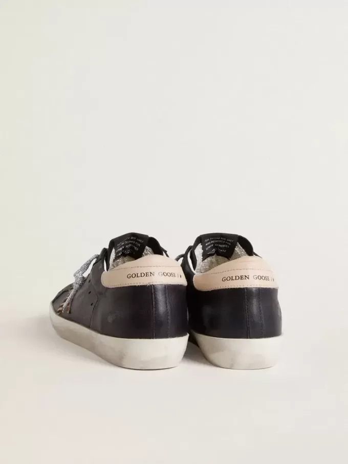 Super-Star para mujer en piel napa negra con estrella de piel de potro con estampado de cebra y lengüeta del talón en piel beige.