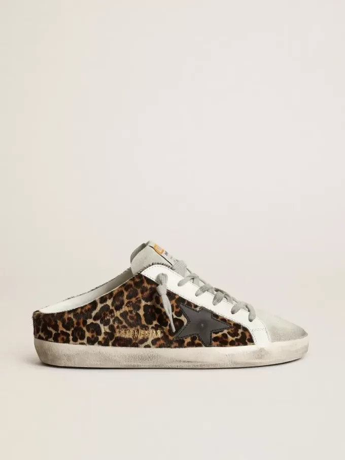 Super-Star Sabot para mujer en piel de potro con estampado de leopardo y estrella negra Super-Star Sabot para mujer en piel de potro con estampado de leopardo y estrella negra