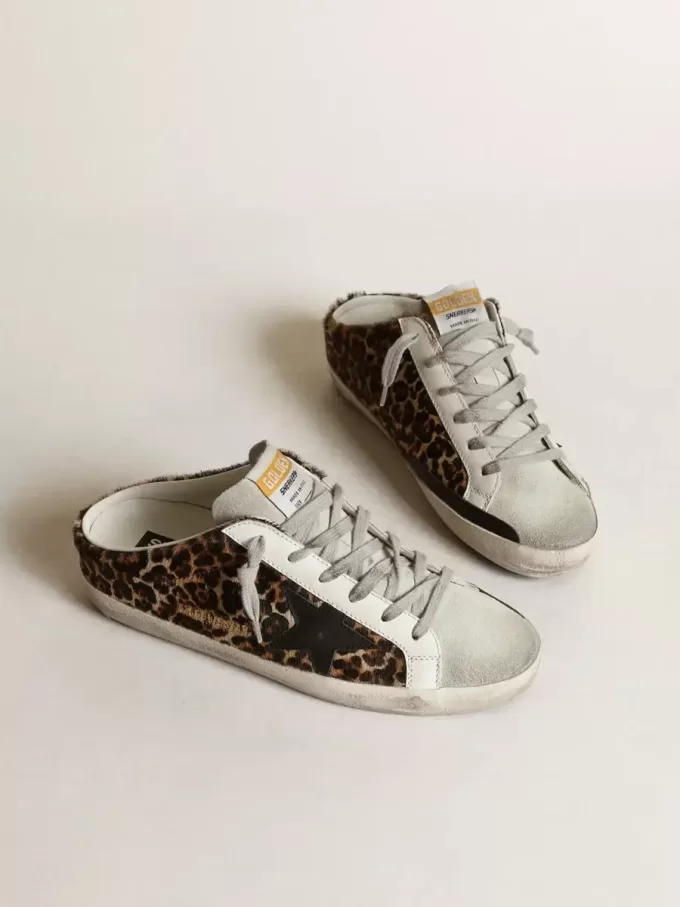 Super-Star Sabot para mujer en piel de potro con estampado de leopardo y estrella negra Super-Star Sabot para mujer en piel de potro con estampado de leopardo y estrella negra