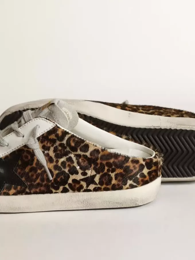 Super-Star Sabot para mujer en piel de potro con estampado de leopardo y estrella negra Super-Star Sabot para mujer en piel de potro con estampado de leopardo y estrella negra