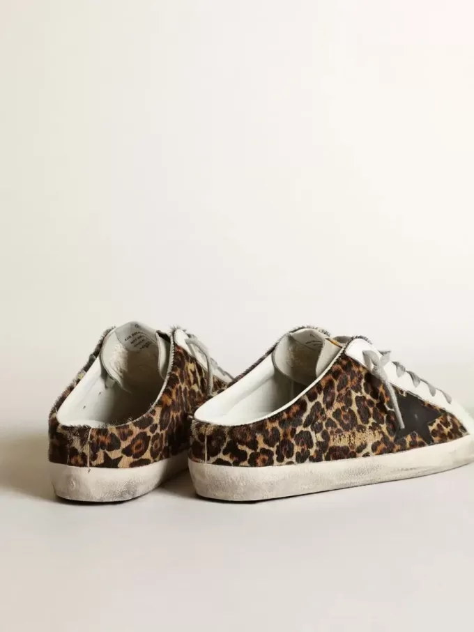 Super-Star Sabot para mujer en piel de potro con estampado de leopardo y estrella negra Super-Star Sabot para mujer en piel de potro con estampado de leopardo y estrella negra