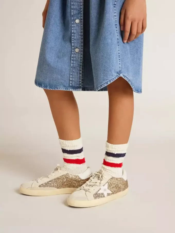 Super-Star Young en dorado brillante con estrella y lengüeta en el talón de cuero blanco