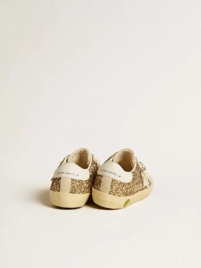 Super-Star Young en dorado brillante con estrella y lengüeta en el talón de cuero blanco